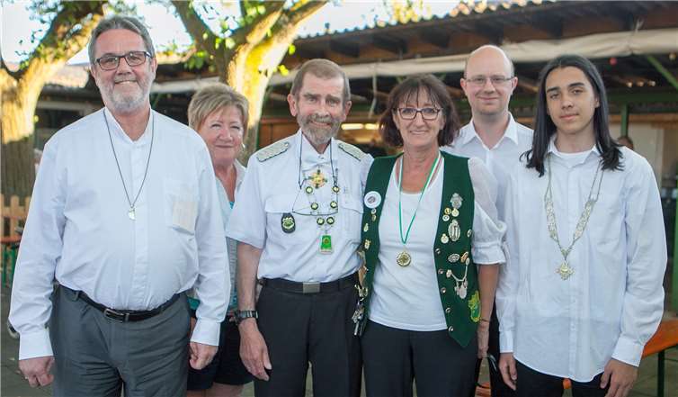 Präses Dr. Reinhold Malcherek (links) gratulierte den neuen Wormersdorfer schützen Majestäten (von links) Bürgerkönigin Helga Nekes, Schützenkönig Rainer Noll, Schützenliesel Elsbeth Noll,Bürgerkönig Christian Schaefer und Jungschützenprinz Joschua Rohloff. Fotos: JOST