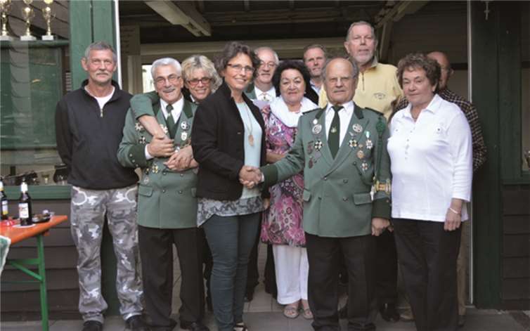Präses Gemeindereferentin Anita Schneider gratuliert dem neuen Kripper Schützenkönig Bernhard Paris. Bürgerkönig ist Willy Weiß (hinten, 2. v. r.) und Fördererkönig Peter Koch (l.). AB
