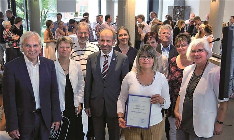 Präses Manfred Rekowski (M.) überreichte den Mitarbeitern der Kempenicher Kirchenscheune in Düsseldorf den Ehrenamtspreis. ekir.de / Sergej Lepke