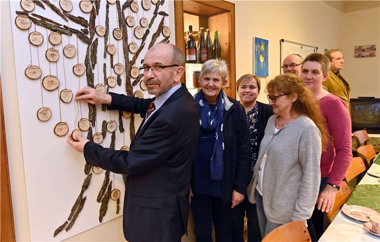 Präses Manfred Rekowski verewigt sich am Spendenbaum des Begegnungszentrums „:Kerit“. Foto: EKiR/Hans-Jürgen Vollrath
