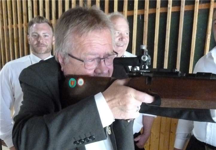 Präses Pastor Birkenheier eröffnet den Wettstreit mit dem ersten Schuss auf den Königsadler.