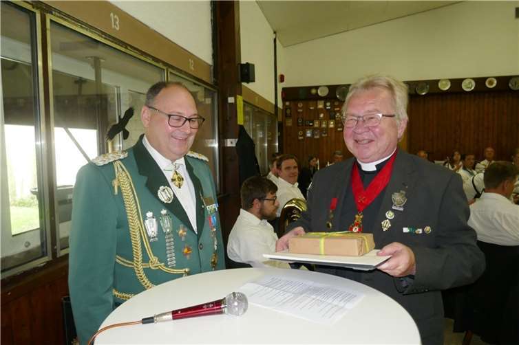 Präses Pastor Birkenheier (re.) in der Schützenhalle in Niedermendig.