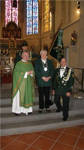 Präses Pastor R. Birkenheier, H. Immisch mit Bruderschaftsfahne, Vogelkönigin Renate Porz mit gesegneter Königskette, Brudermeister H.W. Schneider (v.l.n.r.).