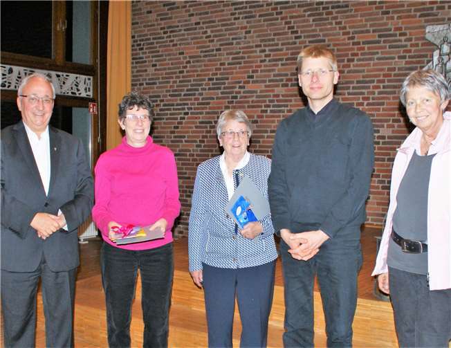 Präses Pfarrer Barthenheier, die Jubilarinnen Anne Schmidt und Maria Schräder, Bezirkskantor und Chorleiter Andreas Loheide, Vorsitzende Maria Fuchs. Privat