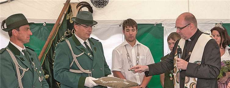 Präses Pfarrer Hermann Josef Zeyen (r.) segnete beim Königspaar der Schützenbruderschaft Niederbachem die neue Lieselkette, die von der scheidenden Schützenliesel Claudia Langen und der amtierenden Schützenliesel Alexandra Kessel gestiftet worden war.