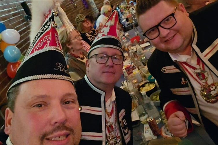 Präsident Andreas Birtel, Thomas Back und Jannik Bersch bei den Möhnen.