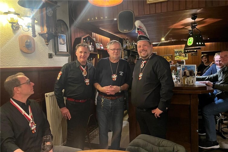 Präsident Andreas Birtel bedankte sich bei Schmidt für dessen langjähriges gastronomisches Engagement.Foto: Rhein-Lahn-Jecken / Valerie Huß