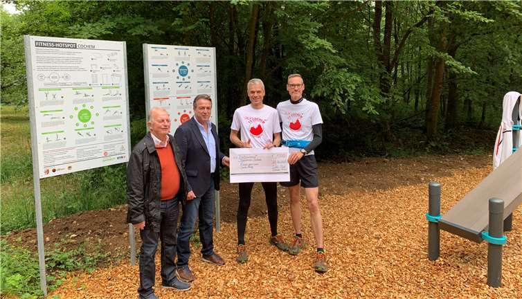 Präsident Bernd Gilberg (2.v.l.) übergab die großzügige Spende des Lions Clubs direkt vor Ort an die Initiatoren Peter Raueiser (3.v.l.) und Markus Dax (re.). Foto: privat