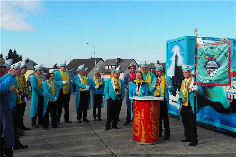 Präsident Bernd Merkelbach dankt dem Wagenbauerteam für ihre Leistung. 