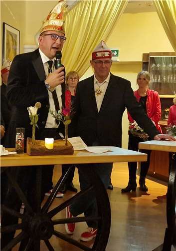 Präsident Christian Siebertz (L.) stellt Prinz Norbert II der Öffentlichkeit vor.