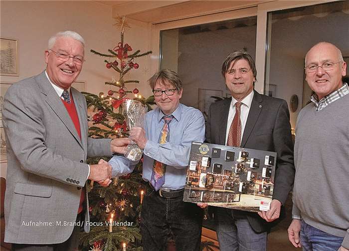 Präsident Christoph Werner, Clubmaster Wolfgang Heuser und LF Martin Schäfer gratulieren dem überglücklichen Gewinner des Goldbarrens, Herrn A. Wiegand. privat