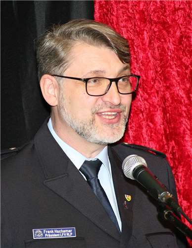 Präsident Frank Hachemer vom Landesfeuerwehrverband Rheinland-Pfalz gab der Versammlung Informationen zu der andauernden Krise des Deutschen Feuerwehrverbandes.