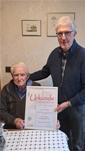 Präsident H. Breitbach gratuliert Jubilar Toni Bartz.
