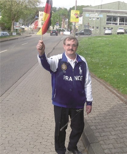 Präsident Helbach weist den französischen Bus ein.