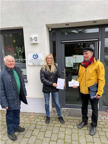 Präsident Josef Überbach (li.) und Kassierer Heinz Sanner (re.) übergeben die Spende an die stellvertretende Vorsitzende Ute Voß (Mitte). Foto: privat