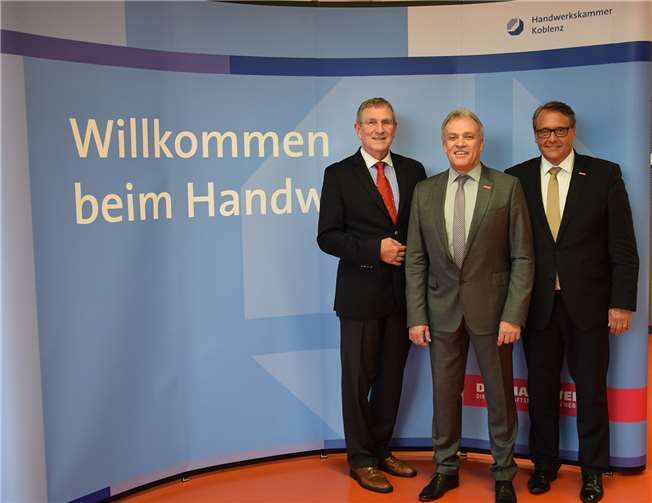 Präsident Kurt Krautscheid (Mitte) und Hauptgeschäftsführer Alexander Baden (links) mit seinem frisch gewählten Nachfolger Ralf Hellrich. HwK Koblenz