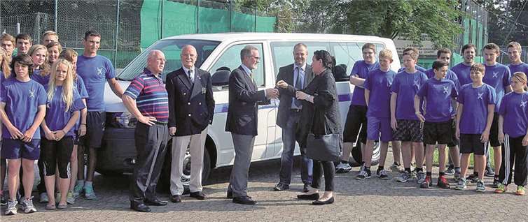 Präsident Lutz Itschert übernimmt den Busschlüssel von Gabi Esser, Geschäftsführerin der Löhrgruppe.privat