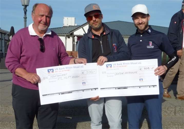 Präsident Manfred Ostermann, Spielführer Dominique Münch und Alexander Nitsche (Ferien- und Golfresort Cochem) konnten insgesamt 1.400 Euro an die Krebshilfe und RTL weiterleiten.
