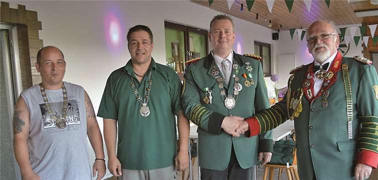 Präsident Martin Schlimpen gratuliert dem neuen Schützenkönig Patrick Assenmacher, dem neuen König der Könige Marc Strelow und dem neuen Bürgerkönig Marco Kirberg (v.r.). AB