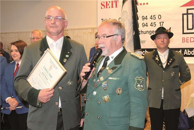 Präsident Matthias Klemmer wird vom Bundesmeister des Bezirksverbandes Bonn, Wilhelm Ippendorf, mit dem Silbernen Verdienstkreuz geehrt.