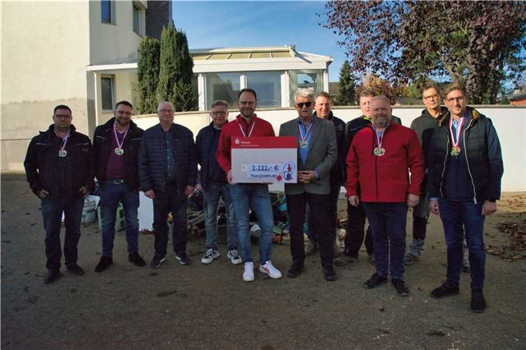 Präsident Michal „Speedy“ Specht und Vorsitzender Roman Birnbach bei der Spendenübergabe an der Ahr. Foto: privat