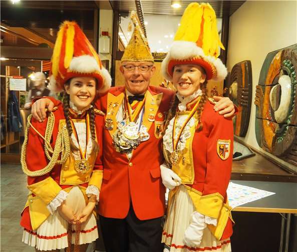 Präsident Peter Olf mit den beiden Pagen Isabell Ott (li.) und Johanna Pütsch (re.).