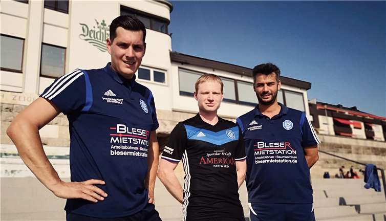 Präsident Petry, Sebastian Seemann und Trainer Stefan Fink sind stolz, ein weiteres fehlendes Puzzleteil gefunden zu haben. Foto: privat