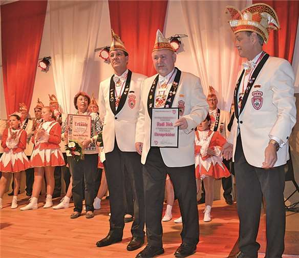 Präsident Rainer Krämer (li.) und Vizepräsident Leo Baukhage (re.) ernennen Rudi Dick zum Ehrenpräsidenten. AB