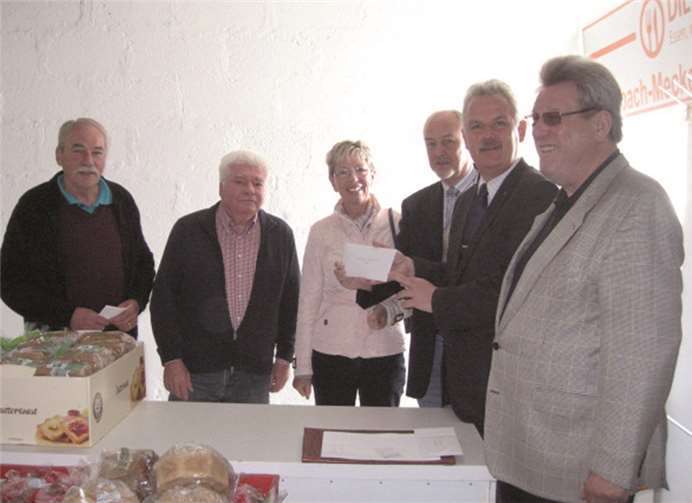 Präsident Stefan Raetz, Präsident des Lions Clubs Bonn-Rhenobacum, übergab die beiden Schecks an den Vorsitzenden der Rheinbach-Meckenheimer Tafel, Uwe Petersen und Traudl Sievert sowie an die Vorstandsmitglieder des Georgsrings, Werner Gerhards und Wilfried Sturm, für die Initiative „Neue Pfade“. Der Verantwortliche des Hilfswerks im Lions Club Bonn-Rhenobacum, Herbert Rücker, hat sich mit den Empfängern über die reichliche Spendenzuwendung gefreut.Privat