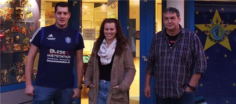 Präsident Stephan Petry vom HSV, Helena Kähm von Neuwieder Zukunftskisten und Marc Stehle vom Kinderschutzbund Neuwied freuen sich über die erfolgreiche Zusammenarbeit.Foto: privat