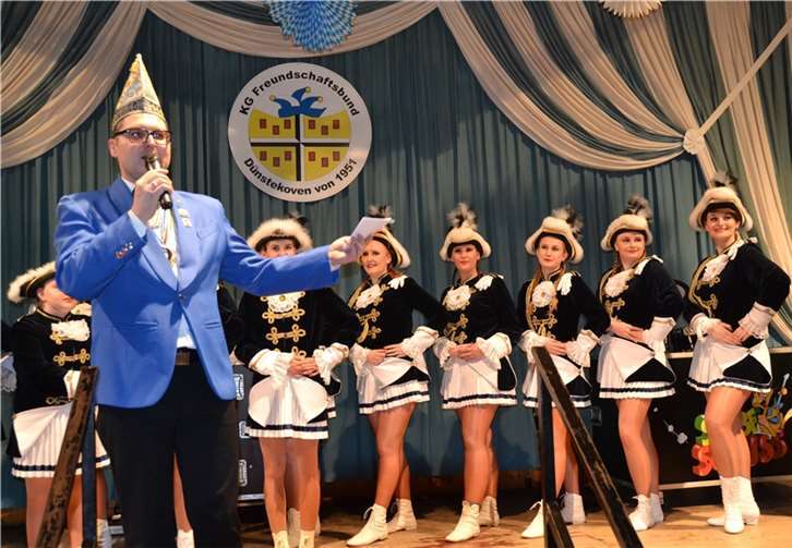 Präsident Thomas Nöthen kann mit den Mädchen der Tanzgarden ein volles Haus begrüßen.Weigert