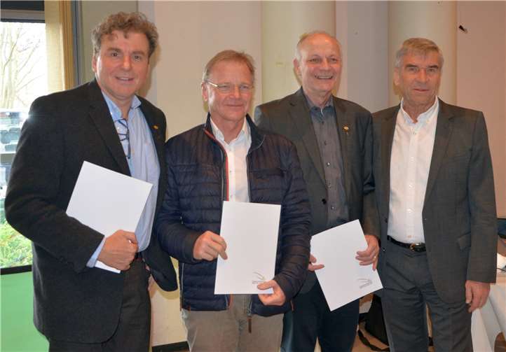 Präsident Ulrich Klaus (r.) überreichte die Ehrennadeln an Lothar Rodenbusch, Dr. Karl Horst Goedtel und und Gerd Stoffel (v.l.n.r)Foto: TVR