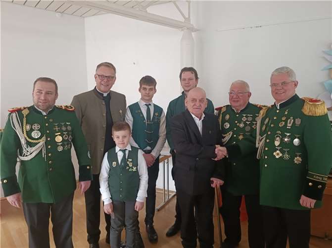 Präsident Wolfgang Strang, Hauptmann Michael Ockenfels, Ehrenpräses Frank Klupsch und der neuen Senator Günter Dubbel sowie die historischen Stadtmeister des Jahres 2022. Foto: privat