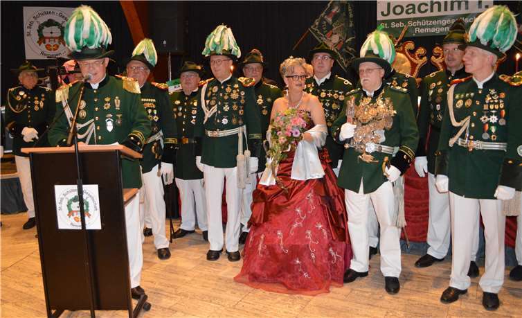 Präsident Wolfgang Strang begrüßte vor angetretener Schützenfront das strahlende Königspaar Joachim Press und Natalie Hanke sowie zahlreiche Gäste. Fotos: AB