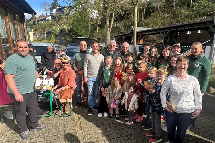 Präsident Wolfgang Strang (hinten Mitte mit Bürgermeister Björn Ingendahl und Hauptmann Michael Ockenfels (links) bei der Siegerehrung der Jüngsten