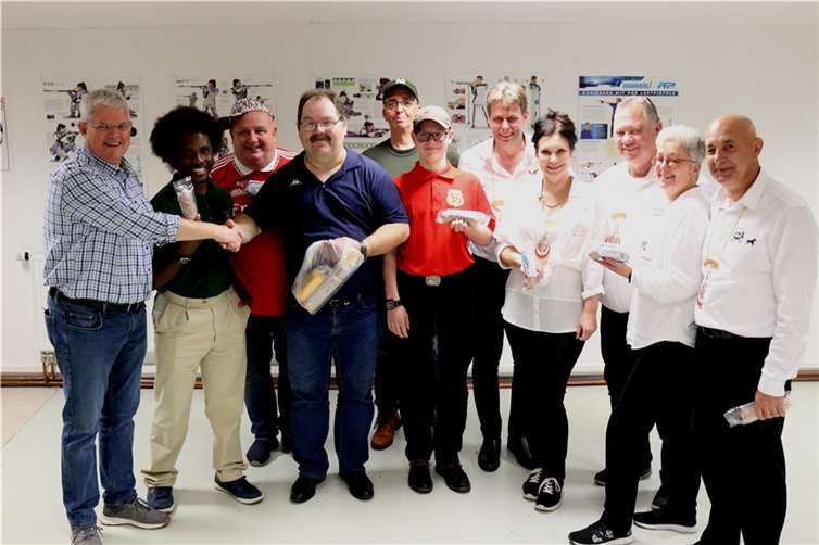 Präsident Wolfgang Strang (l.)überreicht den Gewinnern die Wurstpreise. Foto: AB