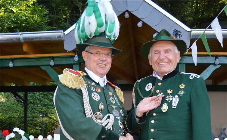 Präsident Wolfgang Strang mit Josef Stockhausen, der für seine 65-jährige Mitgliedschaft ausgezeichnet wurde.
