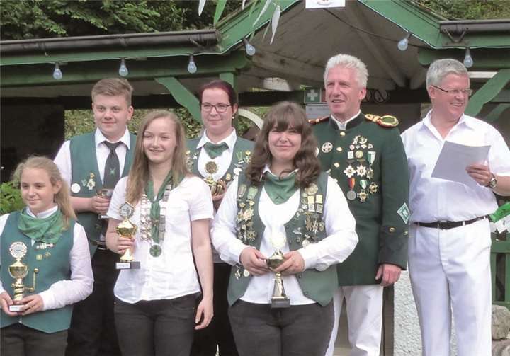 Präsident Wolfgang Strang (r.) und Jugendwart Thomas Pieper ehrten die Sieger des Serienschießens der Schüler- und Jungschützen.AB