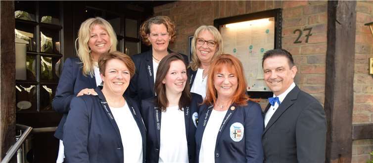 Präsident der Gro-Hei-Ka, Manfred Lütz präsentierte das neue Damendreigestirn mit seinen Adjutantinnen. Foto: EICH