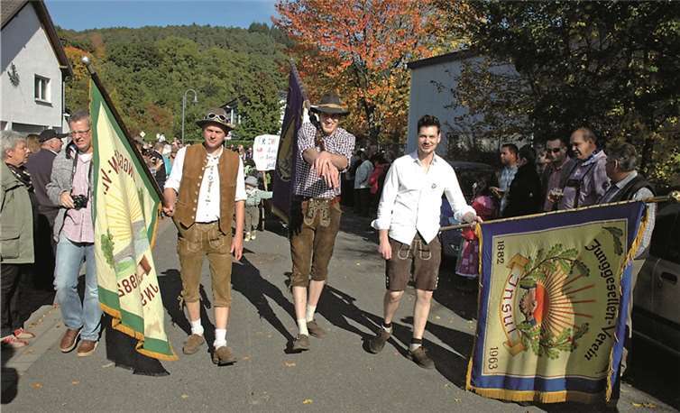 Präsident und Fahnenträger führen den Erntedank- und Trachtenumzug an.