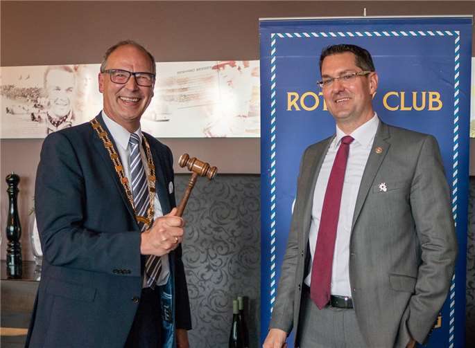 Präsidentenwechsel und Hammerübergabe beim Rotary Club Adenau-Nürburgring: Stadtbürgermeister Arnold Hoffmann (li.) hat das Präsidentenamt von seinem Vorgänger Notar Dr. Jens Böhle (re.) übernommen.Foto: Janosch Müller (Rotary Club Adenau-Nürburgring)