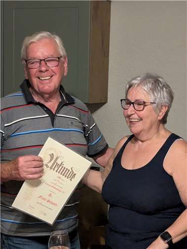 Präsidentin Beatrix Wirges überreicht Franz Schmitz die Ehrenurkunde zur Ernennung zum Ehrenvorsitzenden des Freundeskreises Caiazzo-Ochtendung.  Foto: Uwe Kraft