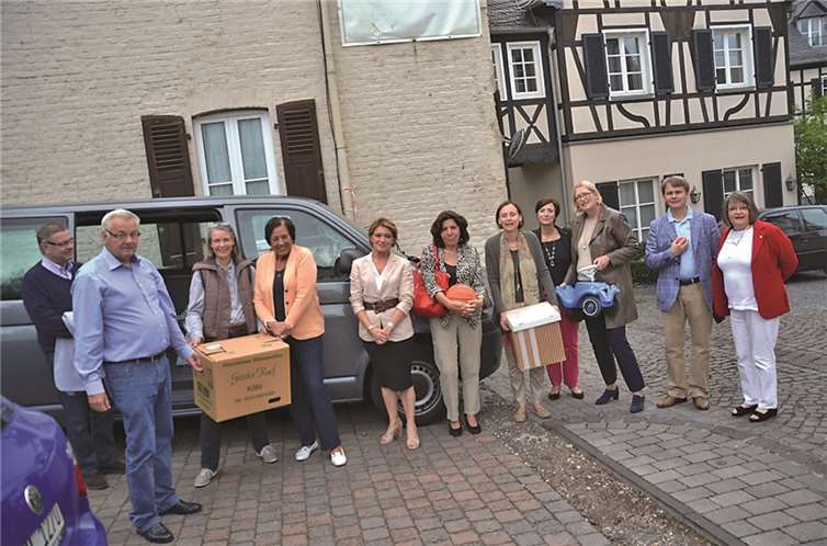 Präsidentin Edith Rohrbeck (4.v.l.) und die anderen Lionsfreunde freuten sich, eine ganze Busladung an Gesammeltem überbringen zu können. privat