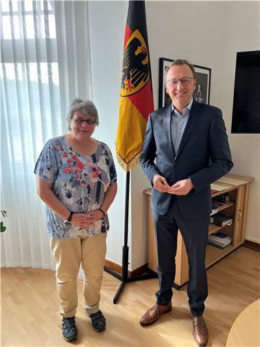 Präsidentin Lehnigk-Emden brachte den Bundestagsabgeordneten Josef Oster in Sachen BAAINBw auf den neuesten Stand.  Fotos: Philip Rünz