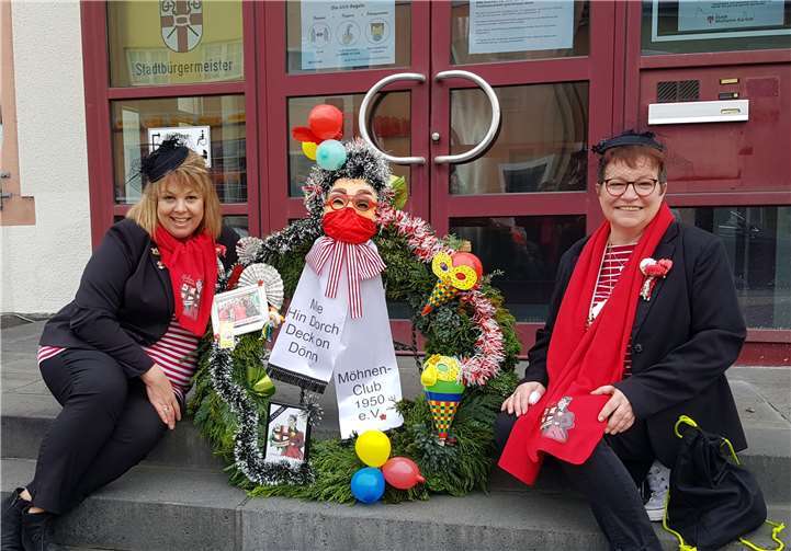 Präsidentin Martina Niepagen (links) und die1. Vorsitzende Kornelia Punstein (rechts) legten amRathaus einen Trauerkranz nieder, um damit an dieabgesagte Rathaus-Erstürmung zu erinnern. Fotos: KH