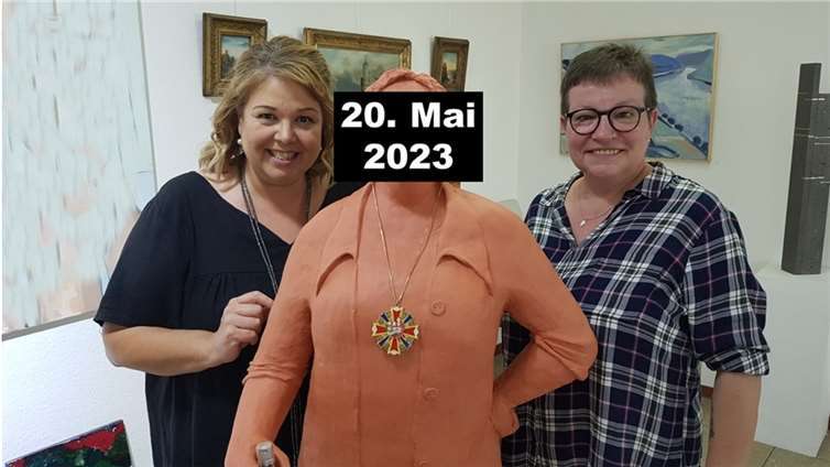 Präsidentin Martina Niepagen und die 1. Vorsitzende Conrnelia Punstein durften schon im Atelier des Künstlers einen Blick auf den ersten Entwurf der Statue werfen. Die feierliche Enthüllung der Bronze-Entwurf wird am 20. Mai erfolgen. Quelle: Möhnen-Club 1950 Mülheim