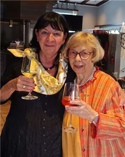 Präsidentin Renate Diefenbach (l.) und Past-Präsidentin Gudrun Mieth-Leichsenring (r.) stoßen auf das neue Lionsjahr an.  Fotos: Lions Club