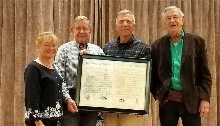 Präsidentin Rose Marie Mazanke (links) leitete bisher den Sister City Verein in Fredericksburg / Texas.