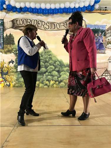 Präsidentin Roswitha Born und „Lieselotte Lotterlappen“.