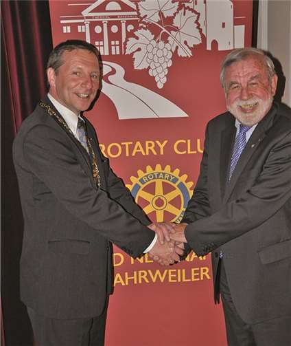 Präsidentschaftsübergabe: (V.l.) Hubertus Feist, Präsident des RC Bad Neuenahr-Ahrweiler, und Past Präsident Lutz Feldt.